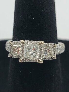 Stunning Ladies 1.50ct Diamond Cluster 14k White Gold Wedding / Engagement Ring
